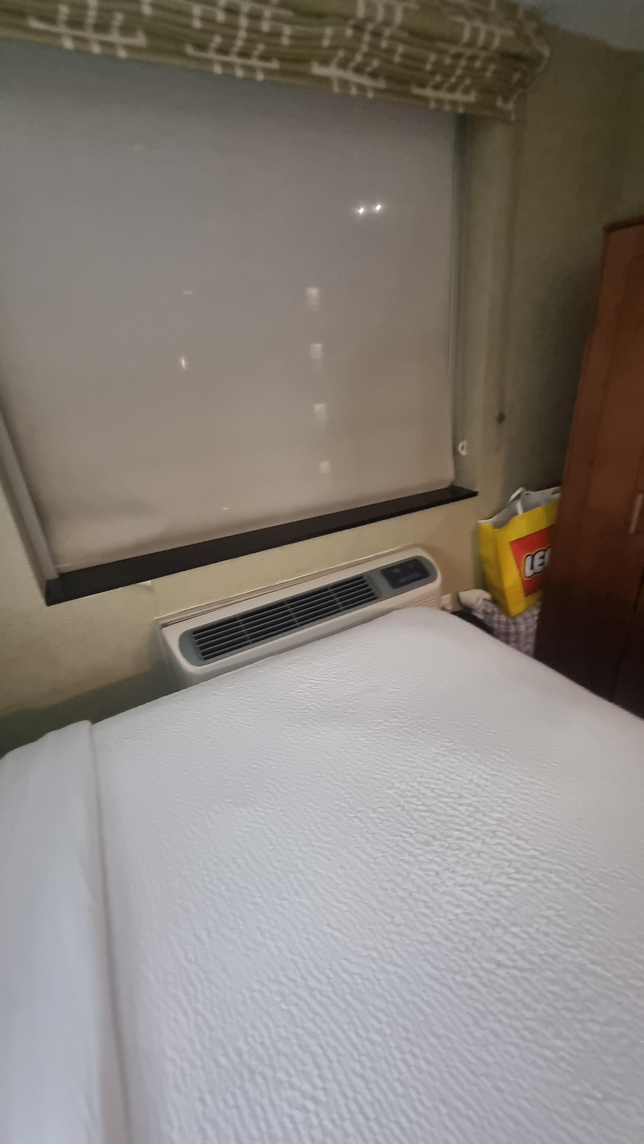 second lit contre le radiateur/climatiseur