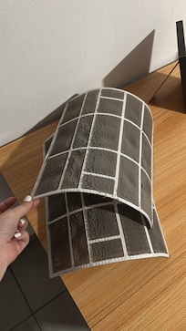 El aire no enfriaba por lo que revise y en efecto los filtros completamente sucios. Tuve qué retirarlos ya Que soy alergica. Solo así logro enfriar un poco.