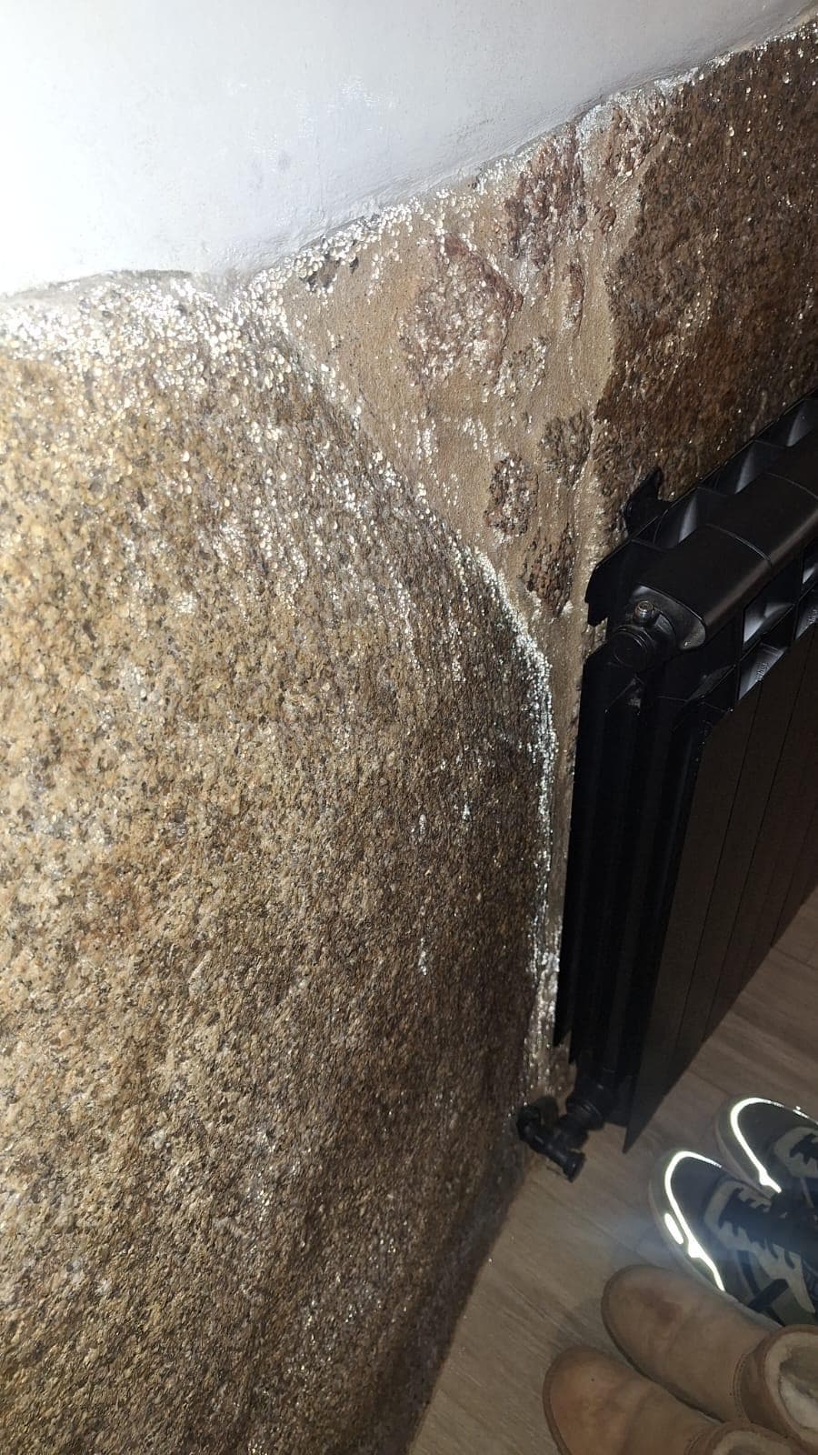 Agua que sale de las piedras.