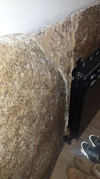 Agua que sale de las piedras.