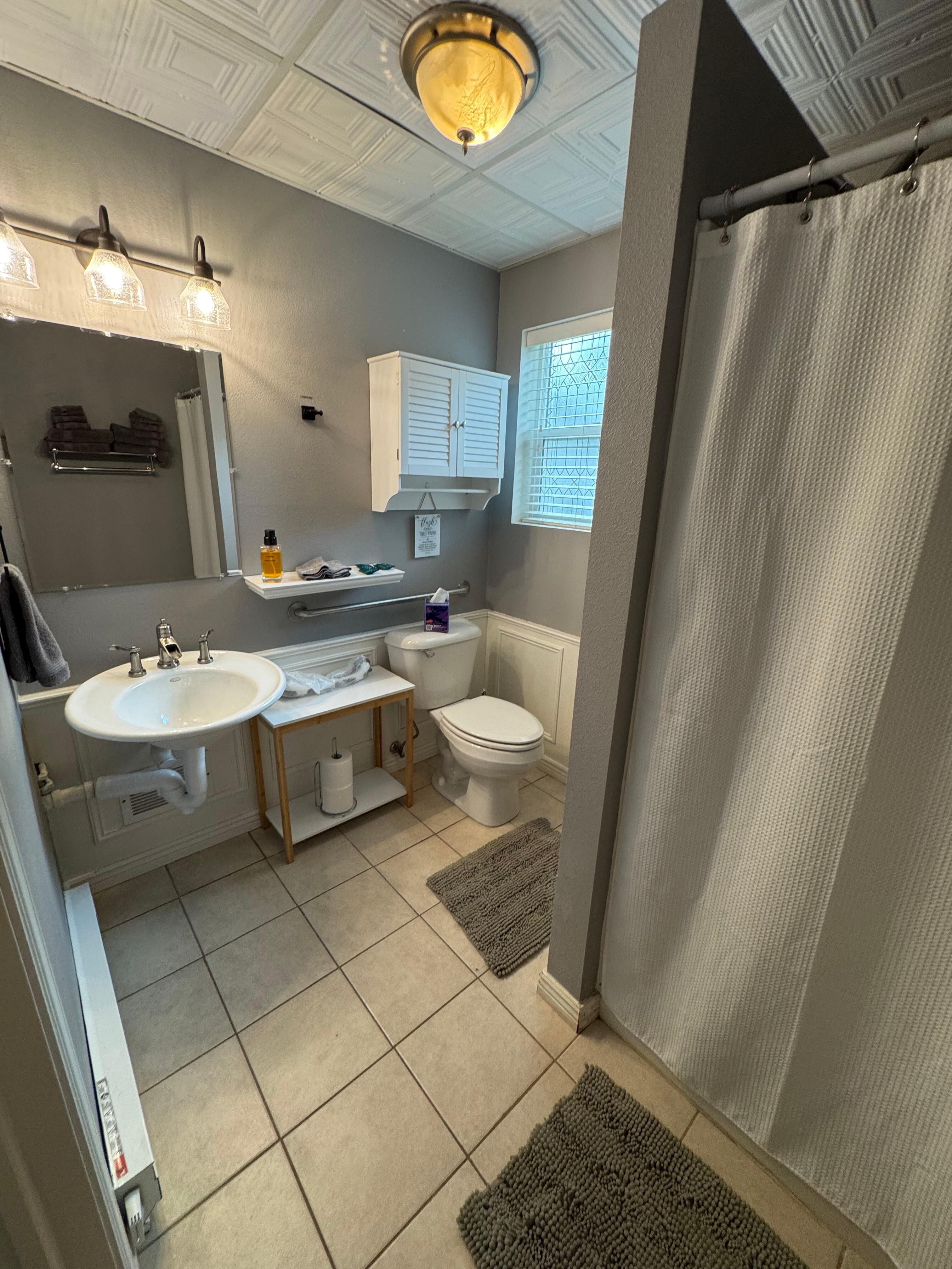 Bathroom, no tub