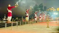 It’s within walking distance from the Triveni Ghat Ganga Aarti. Additionally, the staff escorts guests to the event, provides all relevant information, and offers guidance throughout.