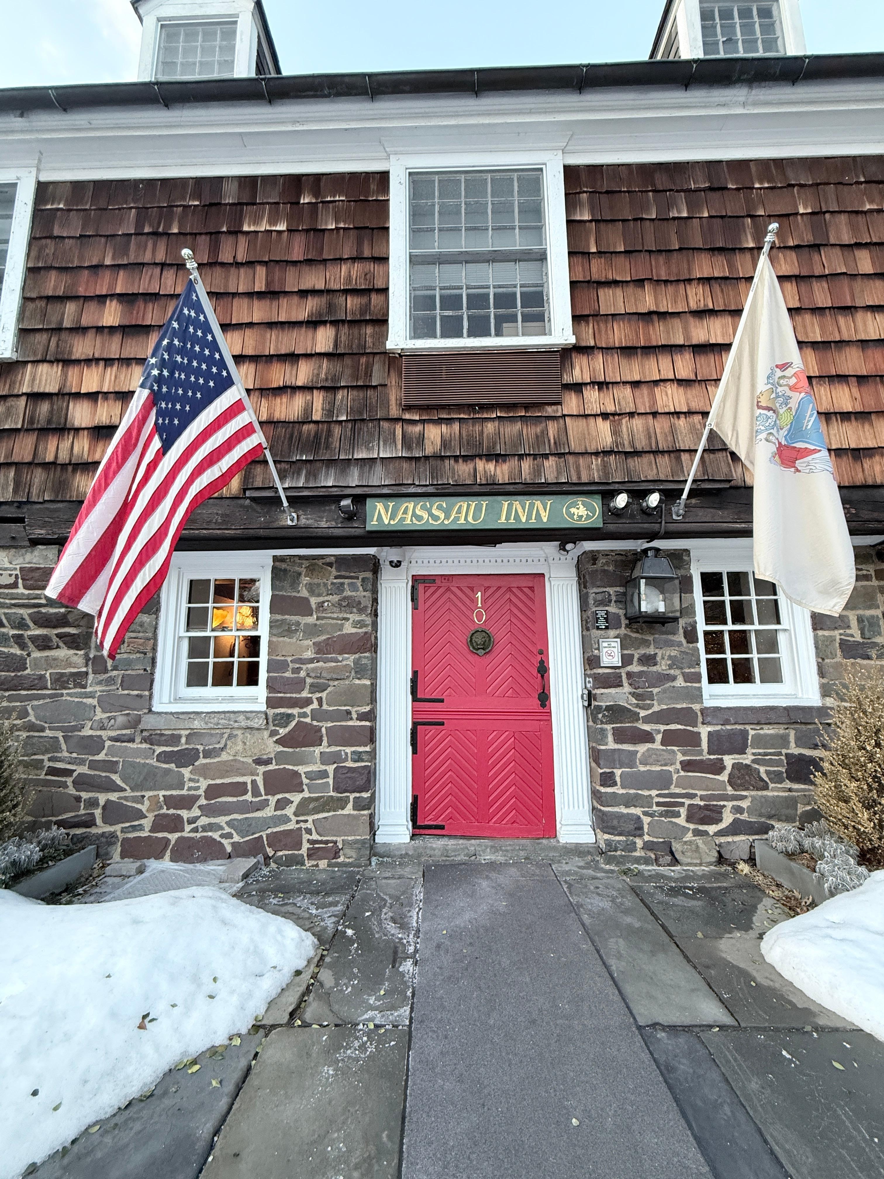 Entrance on the square, convenient to all the shops.