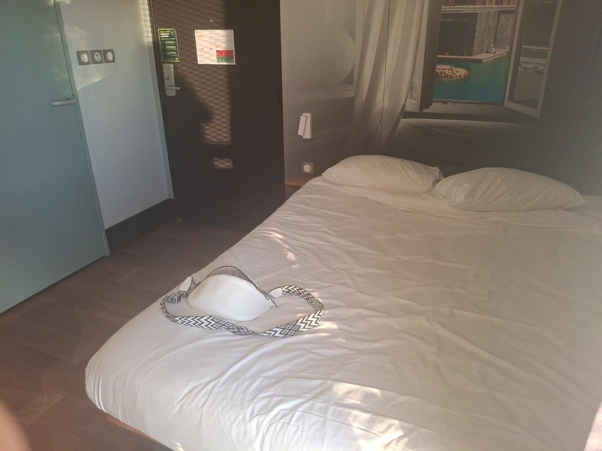 Grand lit avec de l espace