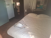 Grand lit avec de l espace