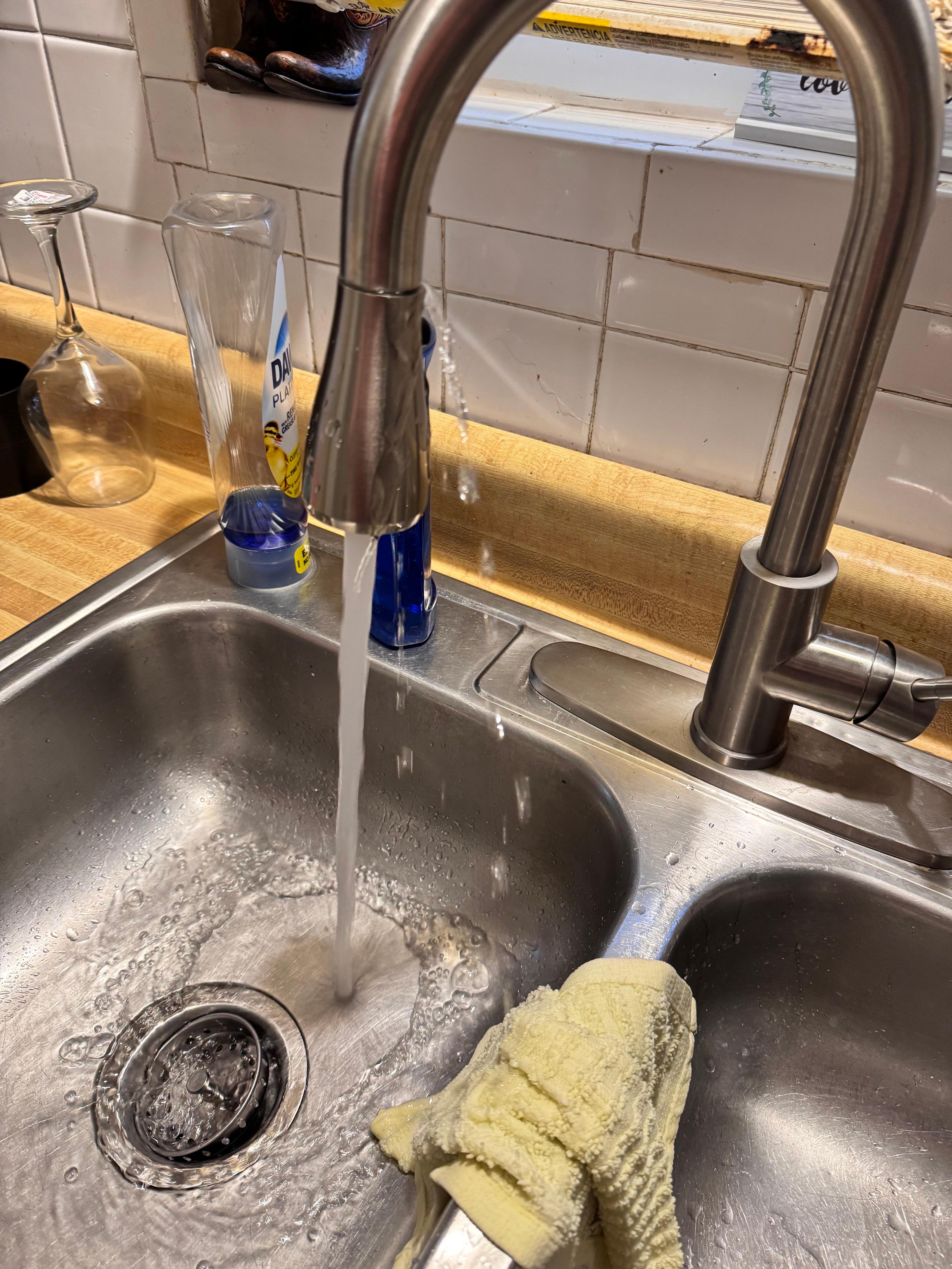 Water faucet spaying