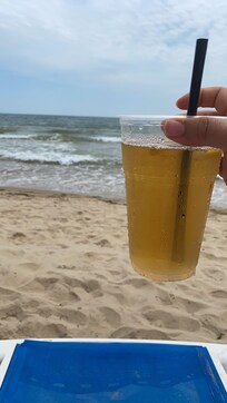 Stranda ved hotel hadde bar med ulike drikker