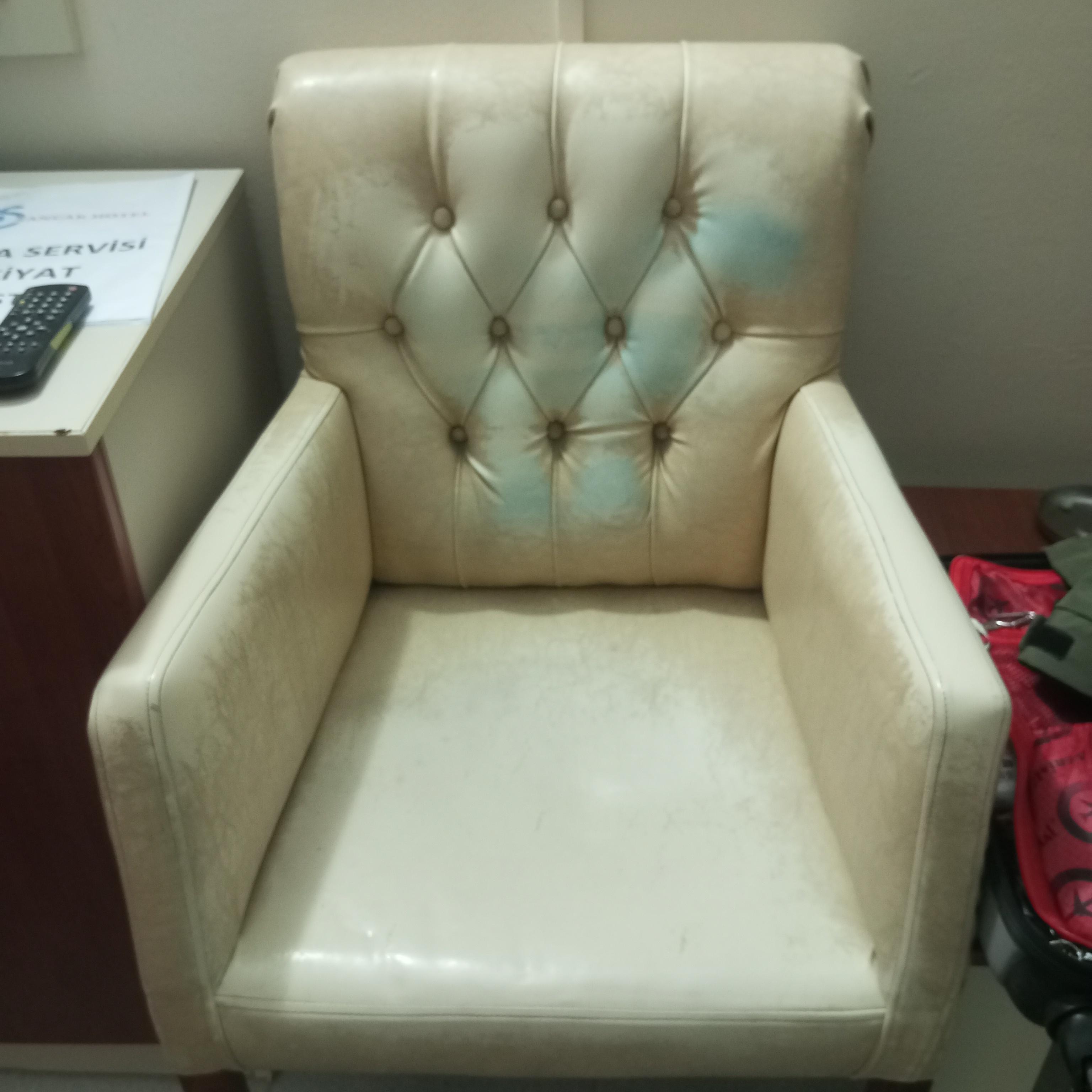 Fauteuil décoloré, abimé et inconfortable