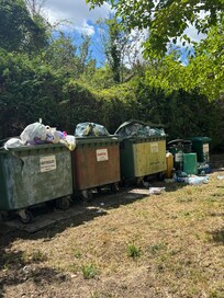 MĂŒlltonnen auf der Anlage