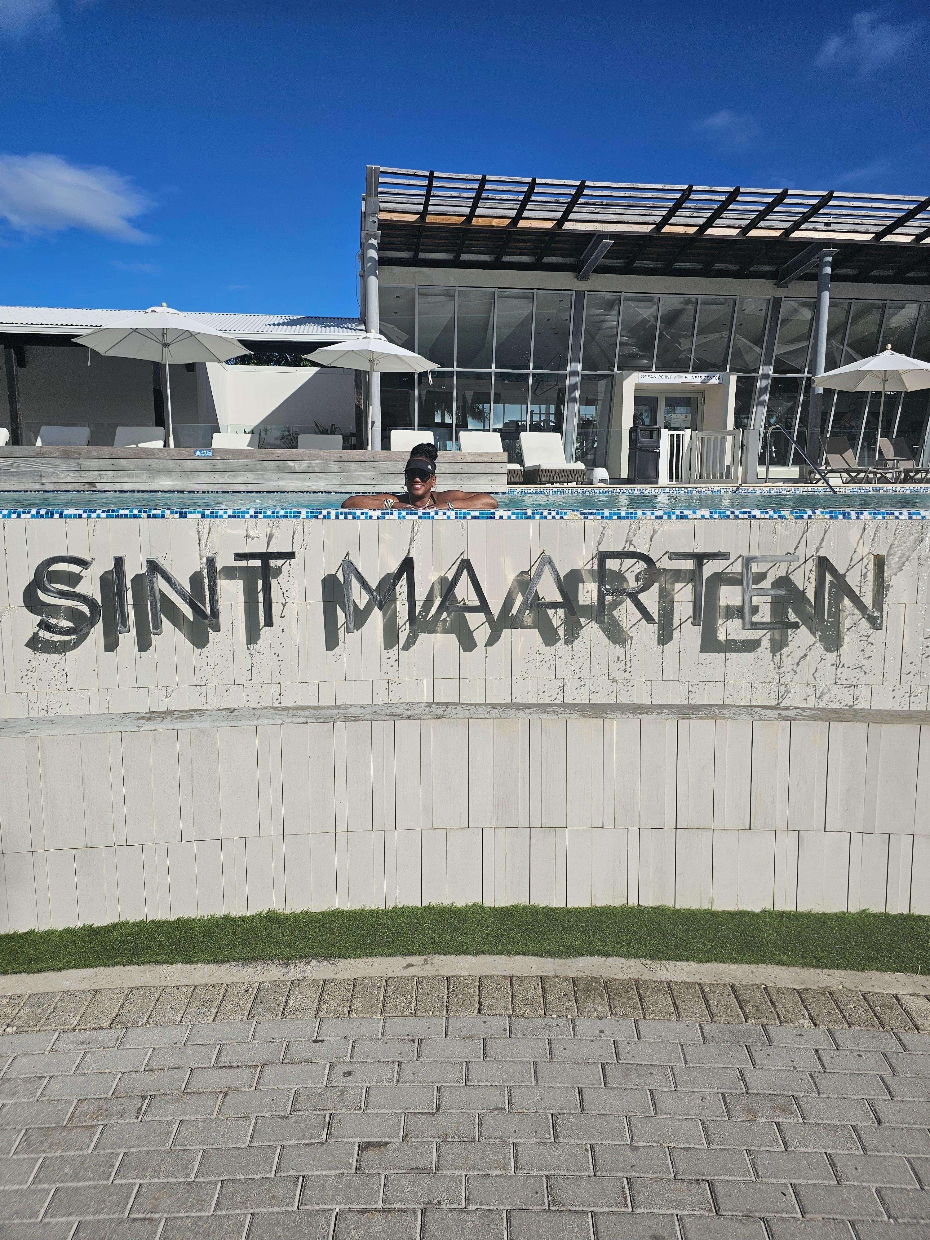 Seascape Pool Bar on my last day. Such a fun adult time!🍹