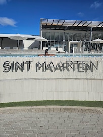 Seascape Pool Bar on my last day. Such a fun adult time!🍹