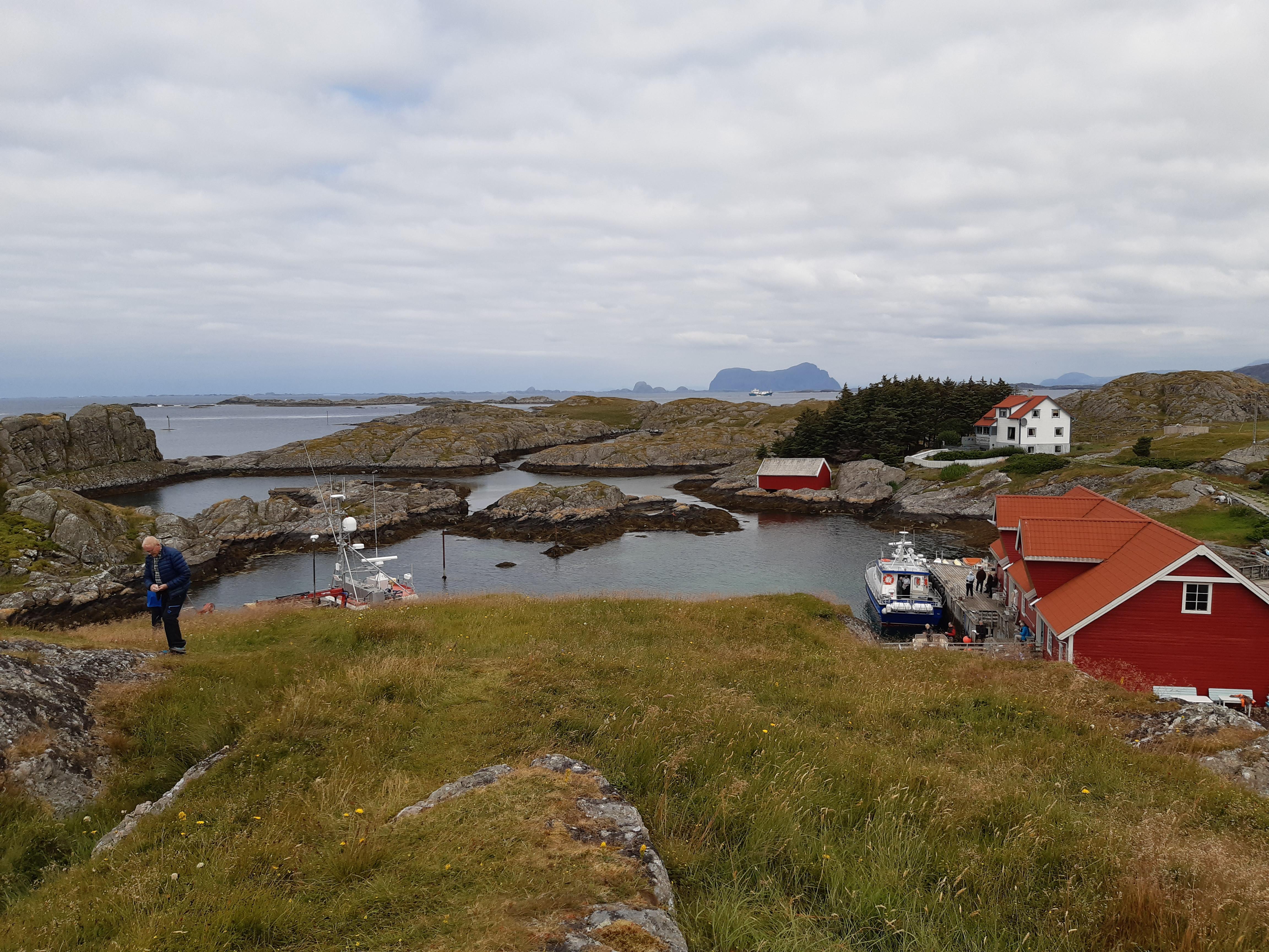 På øyhopping med postbåten til Gåsvær