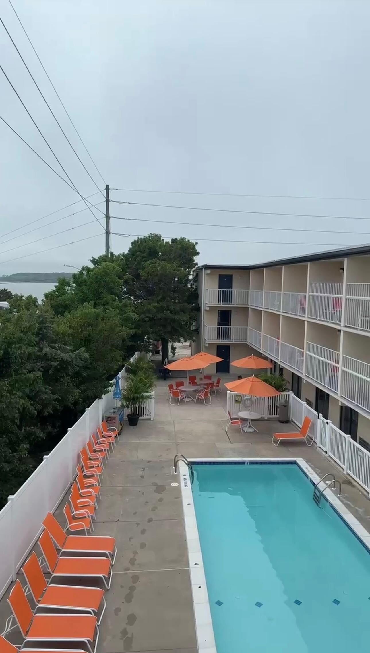 Vista de la piscina desde el porche