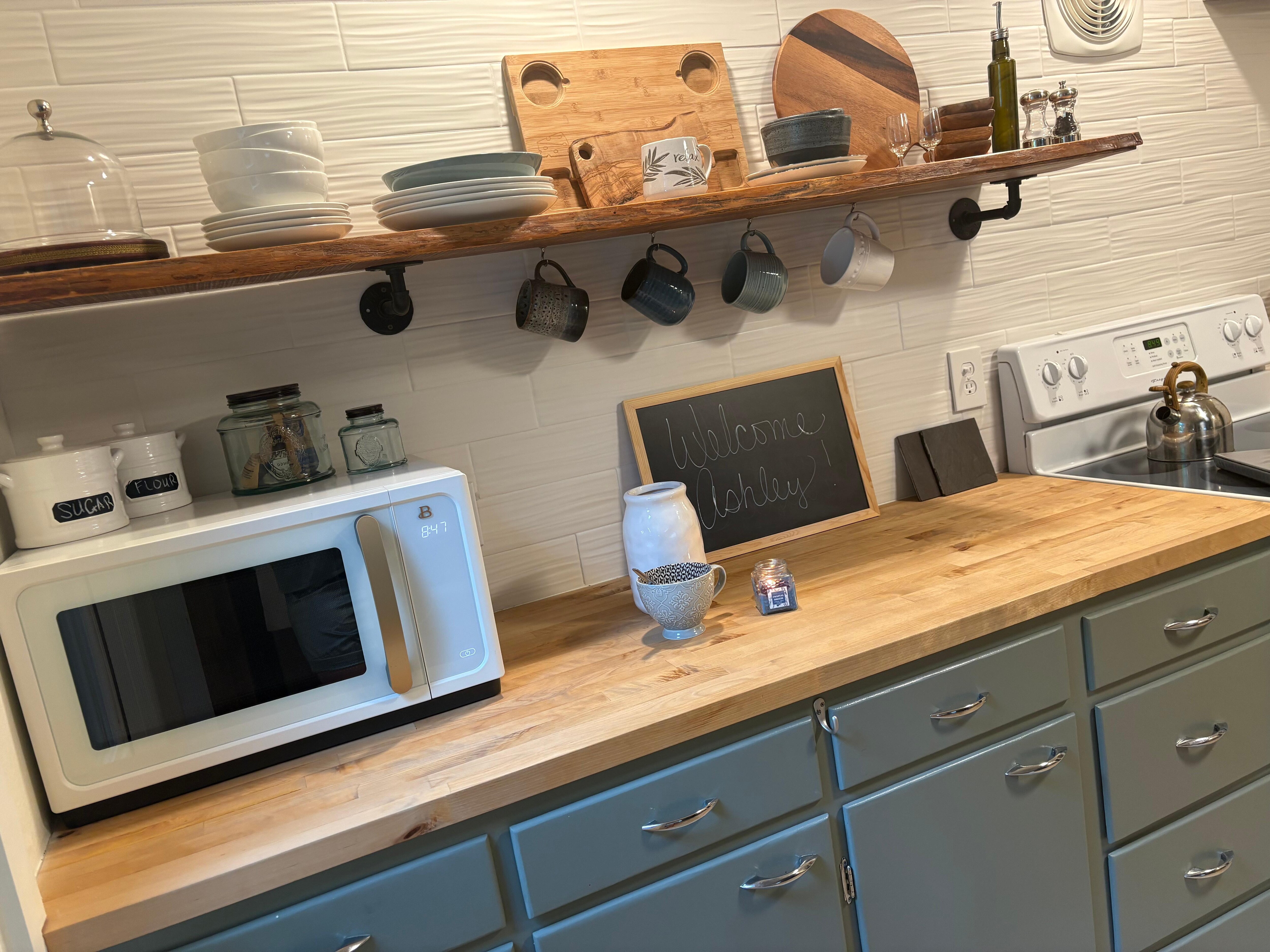 Cute and modern kitchen set up!