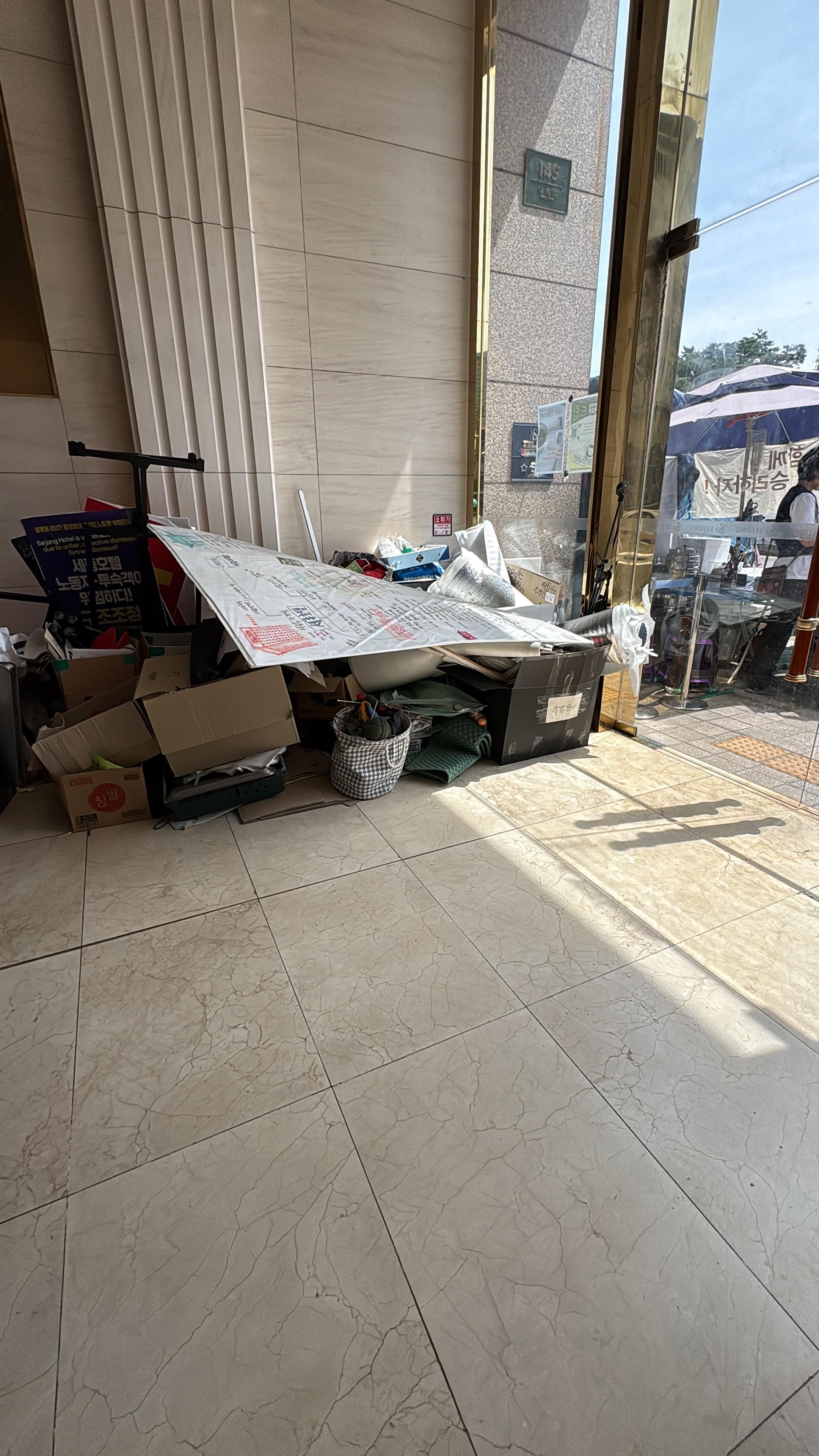 酒店門口長期有雜物