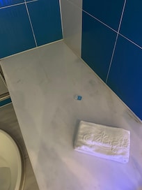 前一位房客留下的隱形眼鏡