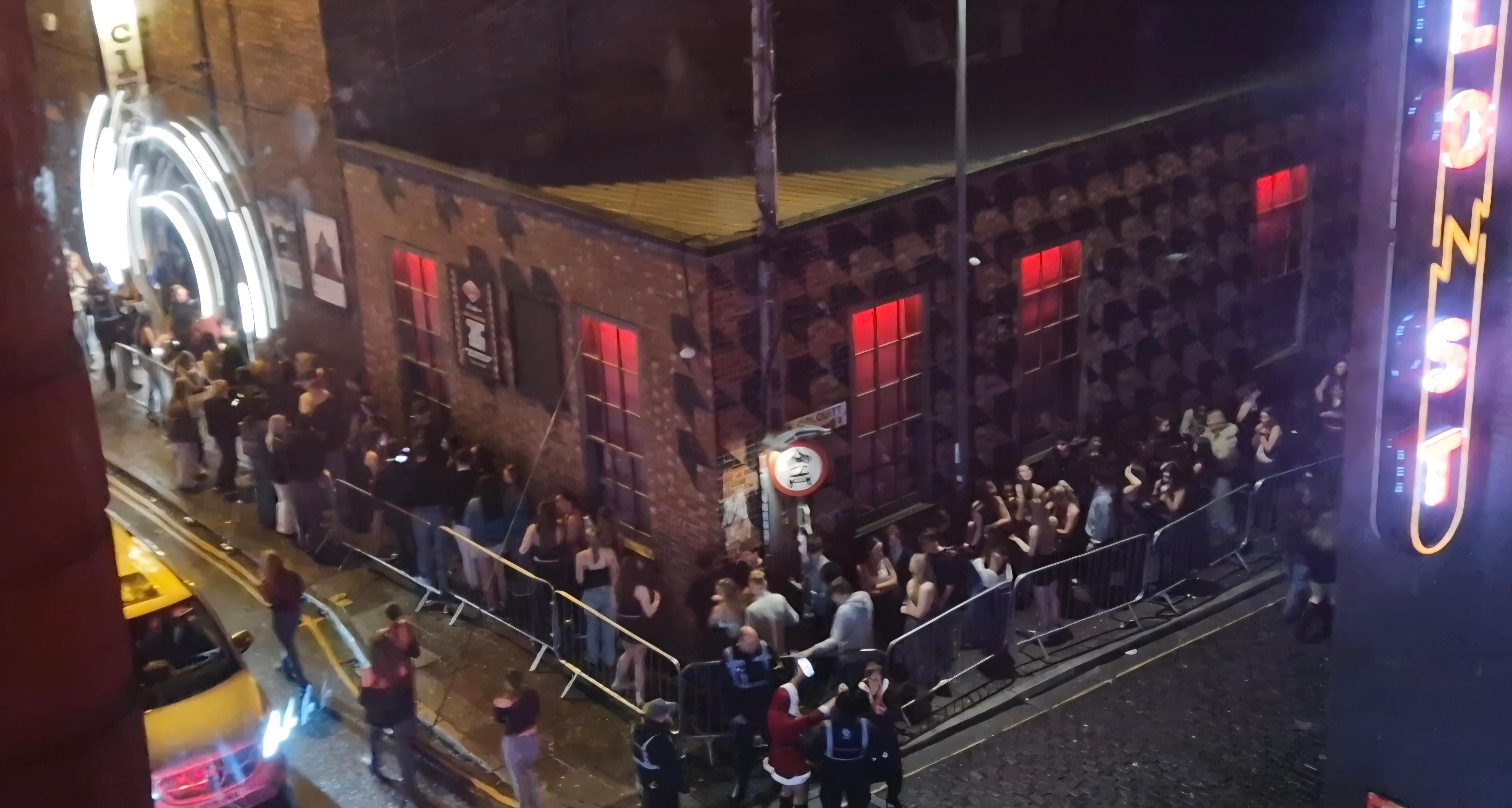 2am crowds queueing to go into a xlub opposite