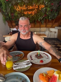 La mejor manera de empezar su cumpleaños con desayuno delicioso y un cake. Muchas gracias