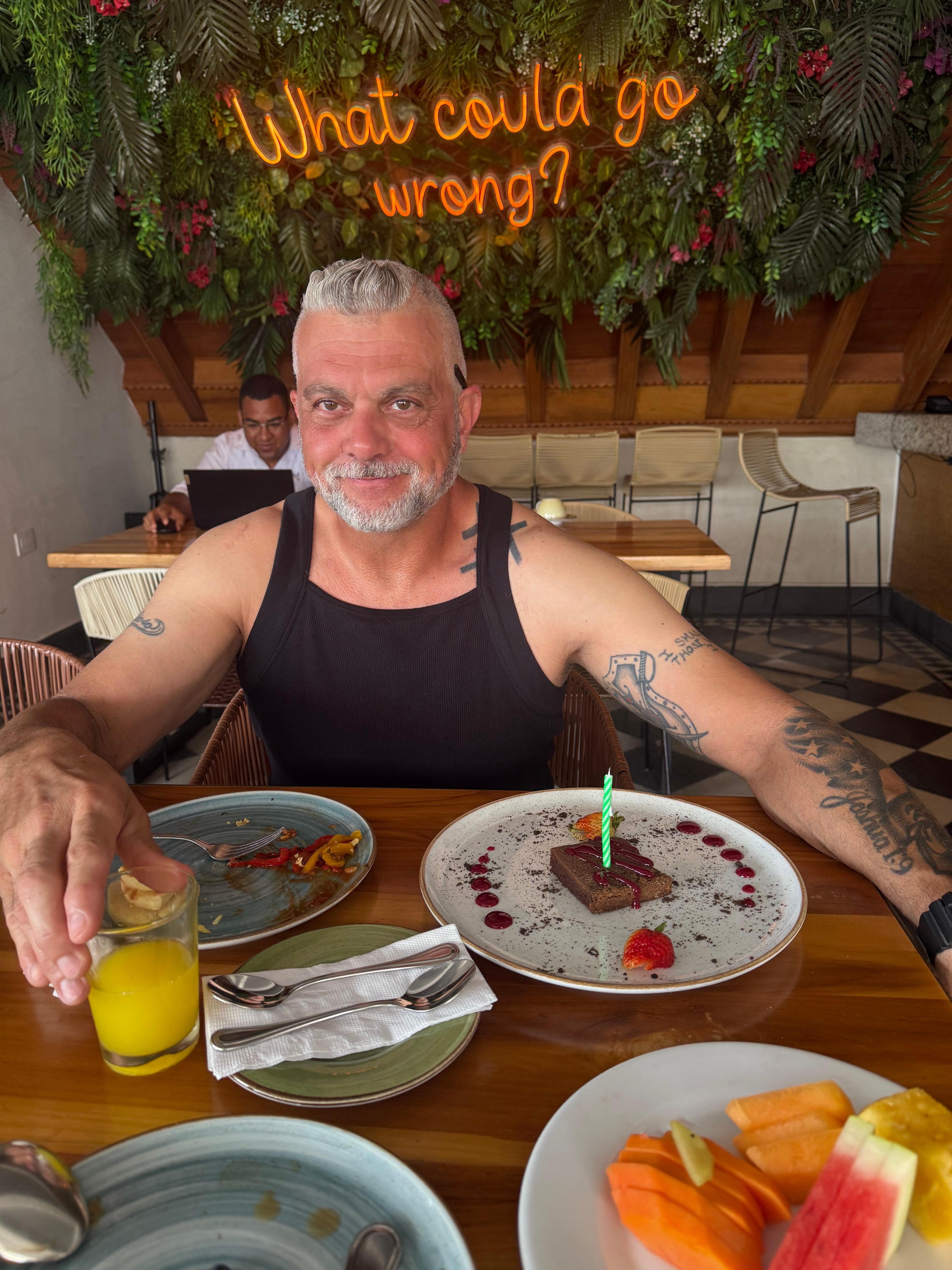 La mejor manera de empezar su cumpleaños con desayuno delicioso y un cake. Muchas gracias