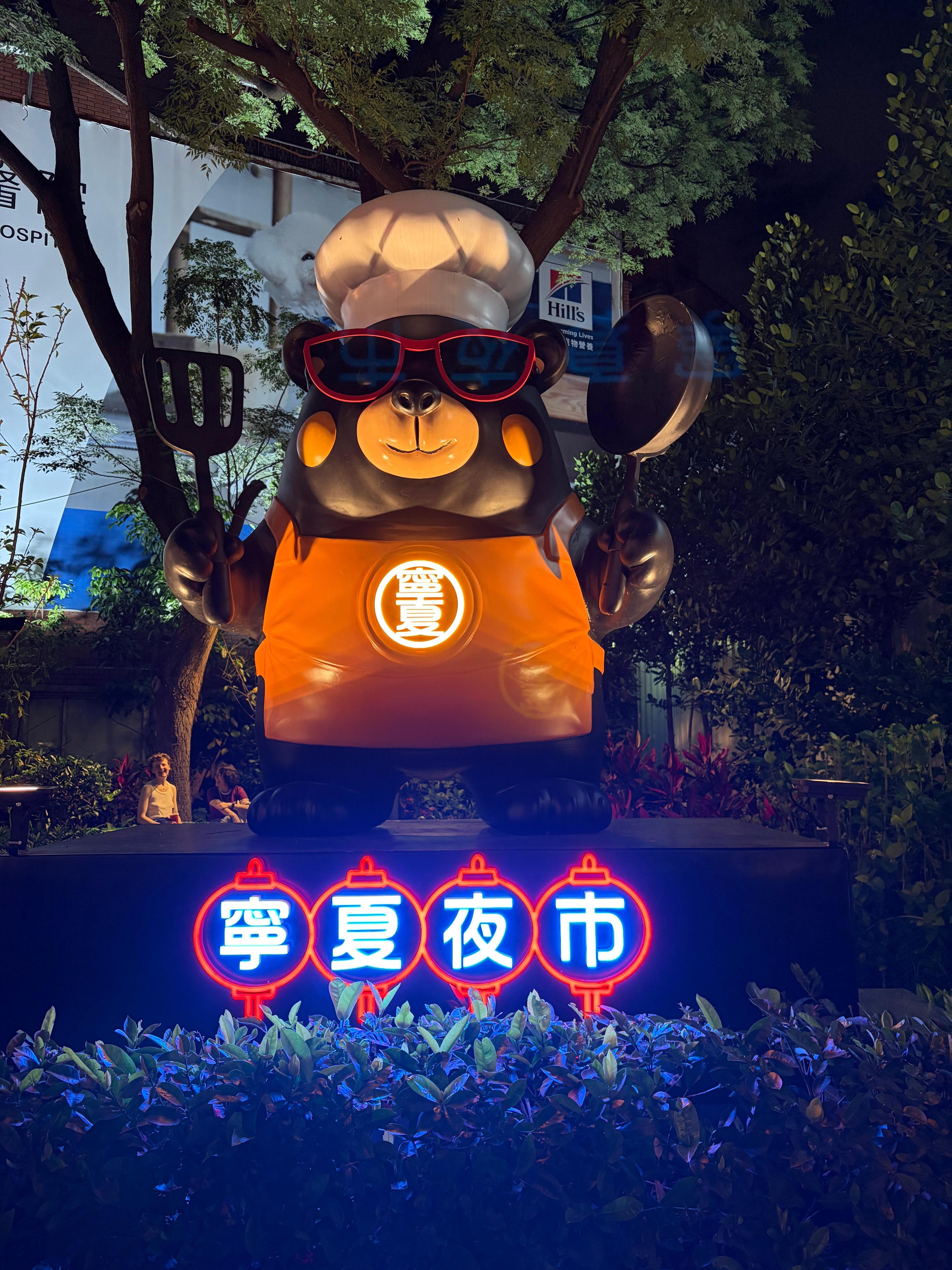 ホテルの最寄り駅であるMRT淡水信義線の東門駅から、寧夏夜市の最寄り（雙連）駅までも好アクセスです。