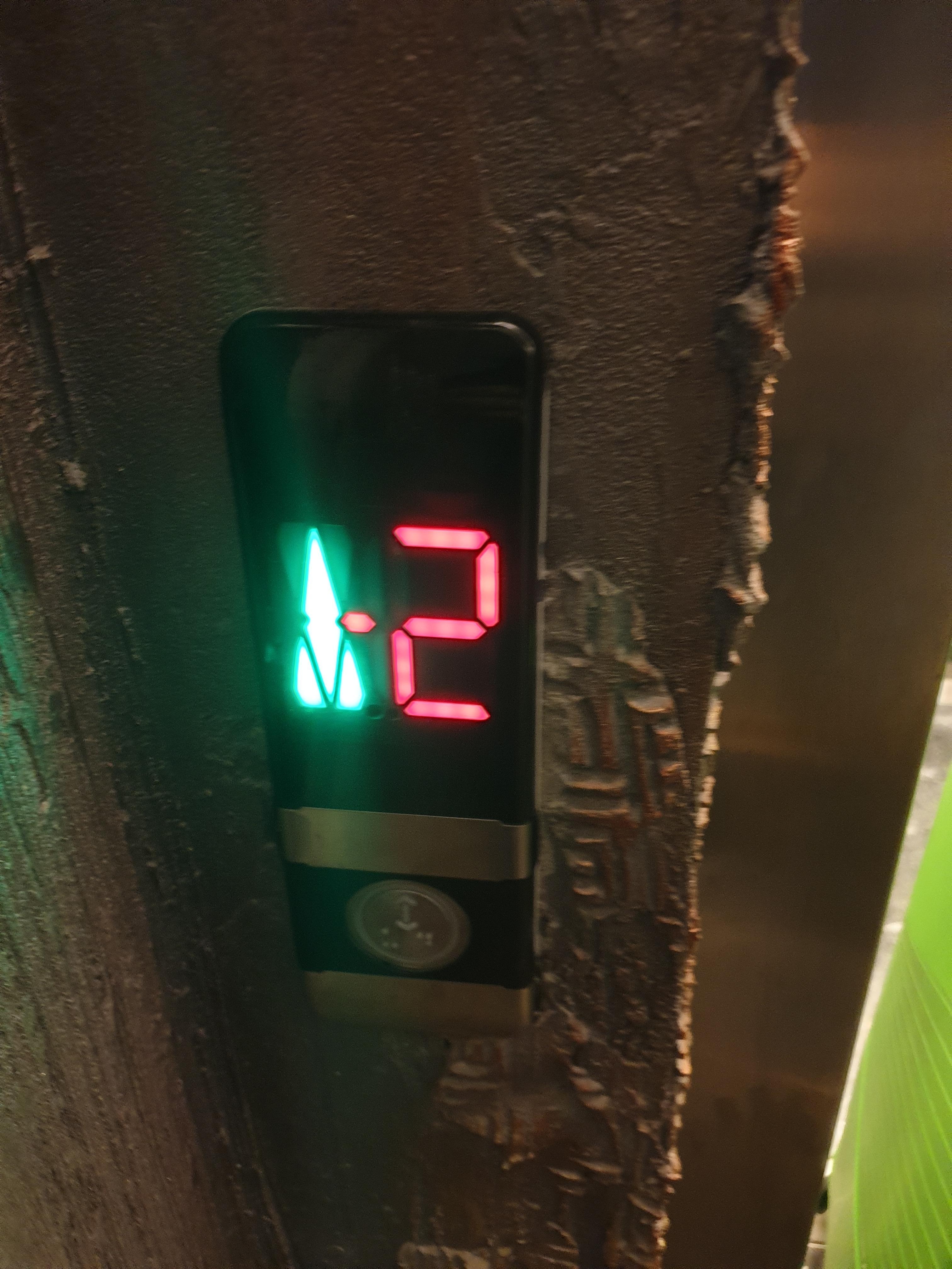 Her er bevis på at rommet ligger -2 etasje under bakken.