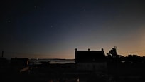 Uitzicht in de nacht vanuit het huis.