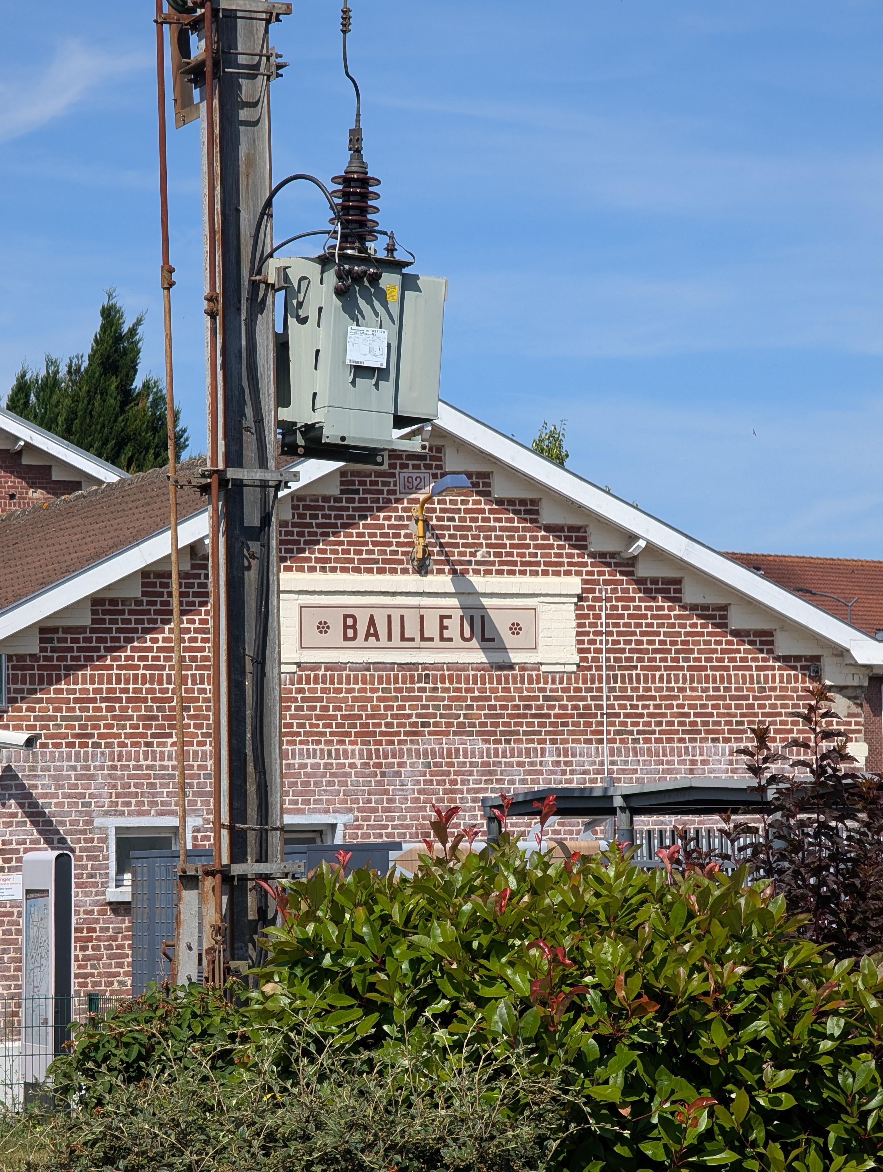 Bailleul train station in easy reach and regular trains to Lille