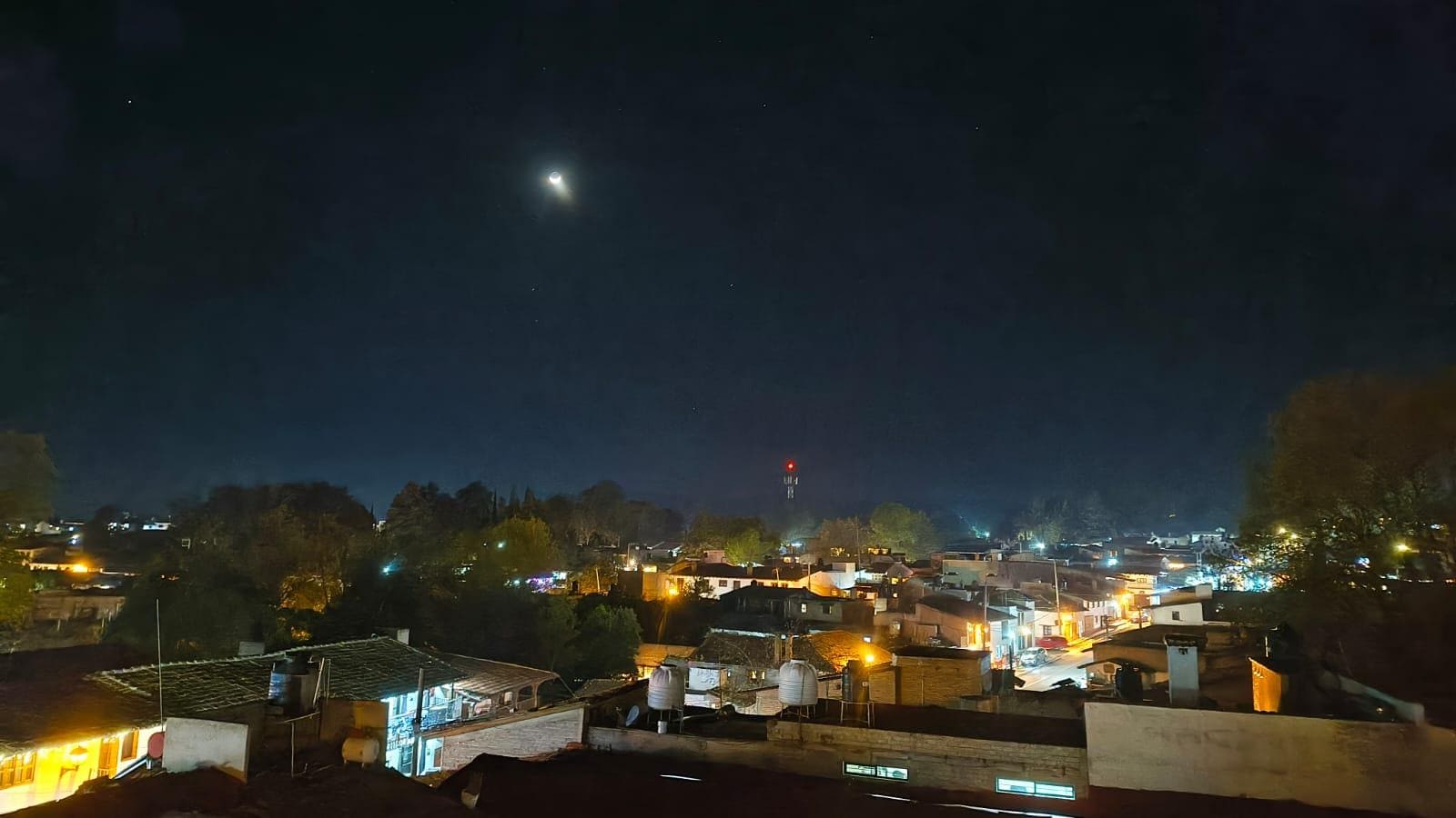 VISTA DESDE LA TERRAZA CON LA QUÉ CUENTA EL HOTEL.