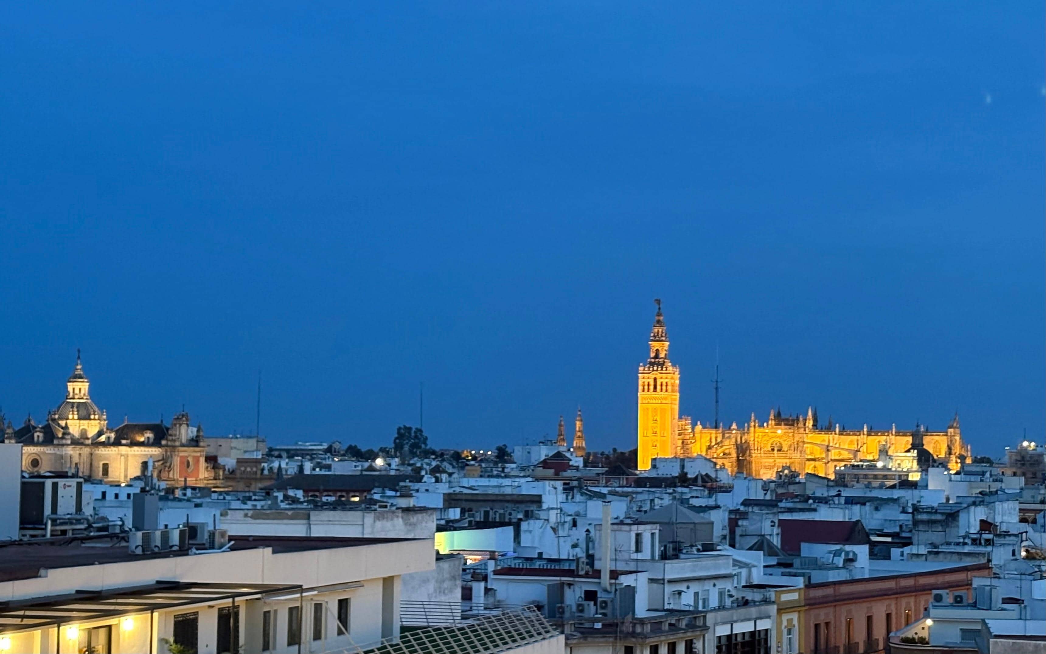 Vista noturna da sacada.