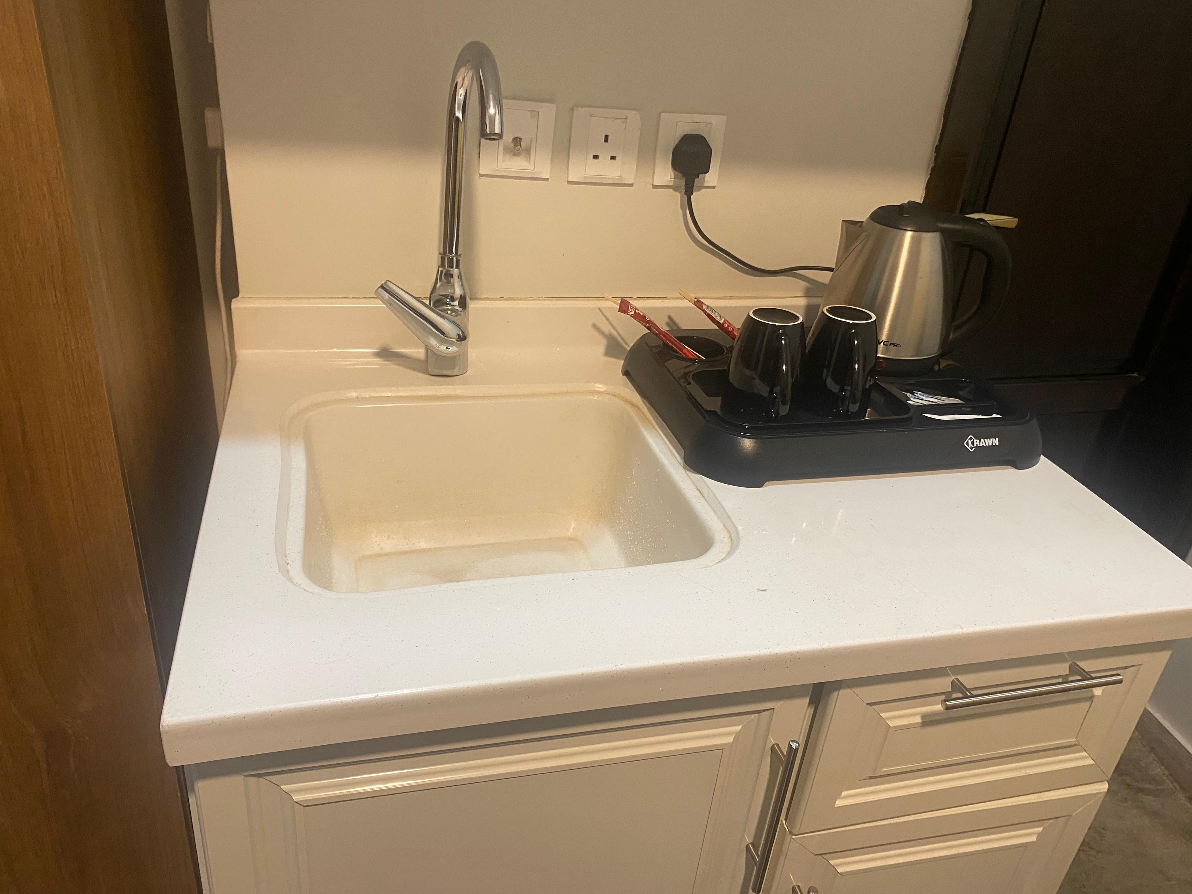 The kitchenette with no oven to be seen even though it was advertised. 