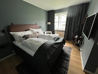 Ei stor og veldig god seng fekk me, og rommet var fint.