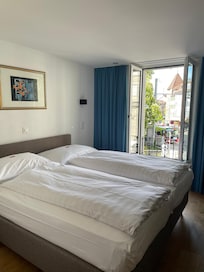 Zimmer mit Blick auf den Fluss.