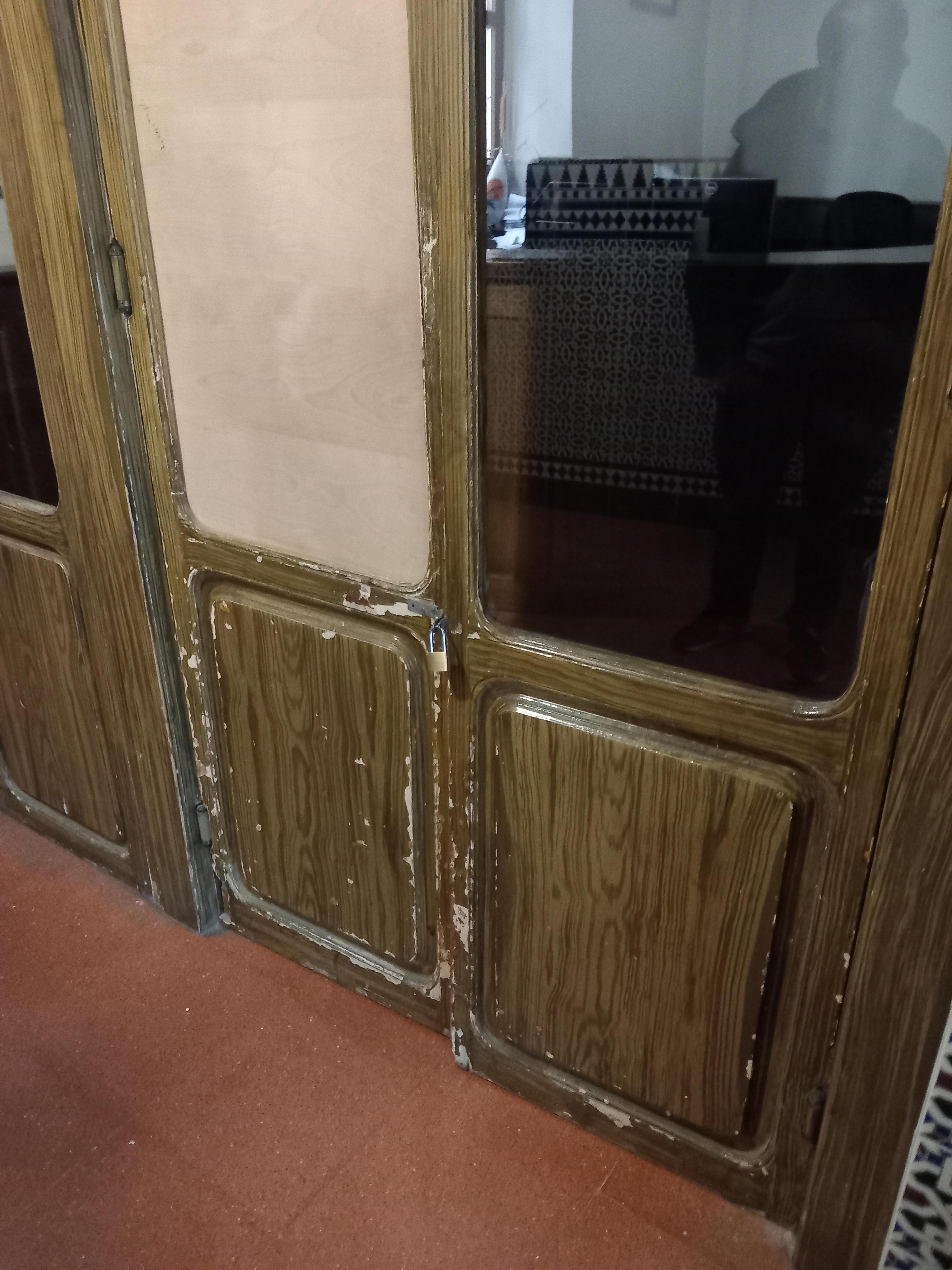 Reception horrible and broken glass door  plus totally empty of any welcoming details