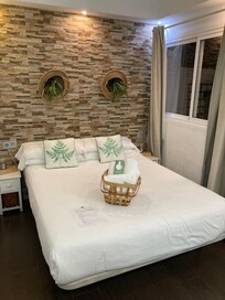 En lidt smal seng nok 160cm