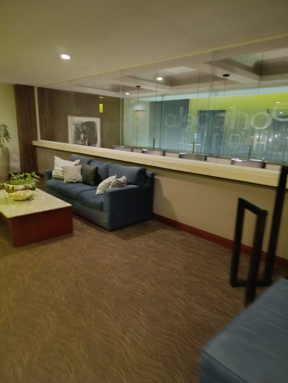 Tiene un sofá fuera de las habitaciones muy cómodo e ideal por si esperas a alguien 