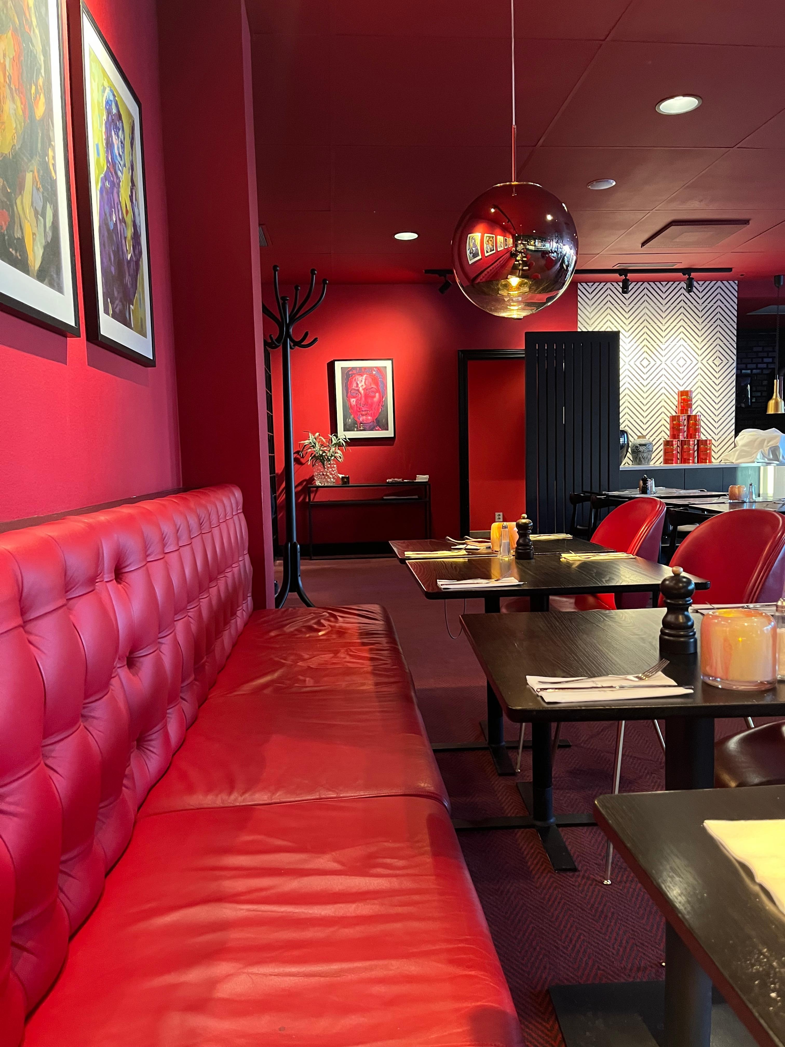Bild över den röda, varma inredningen