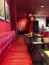 Bild över den röda, varma inredningen