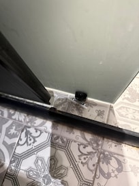 Kapının üstünüze düşecek gibi oynaması