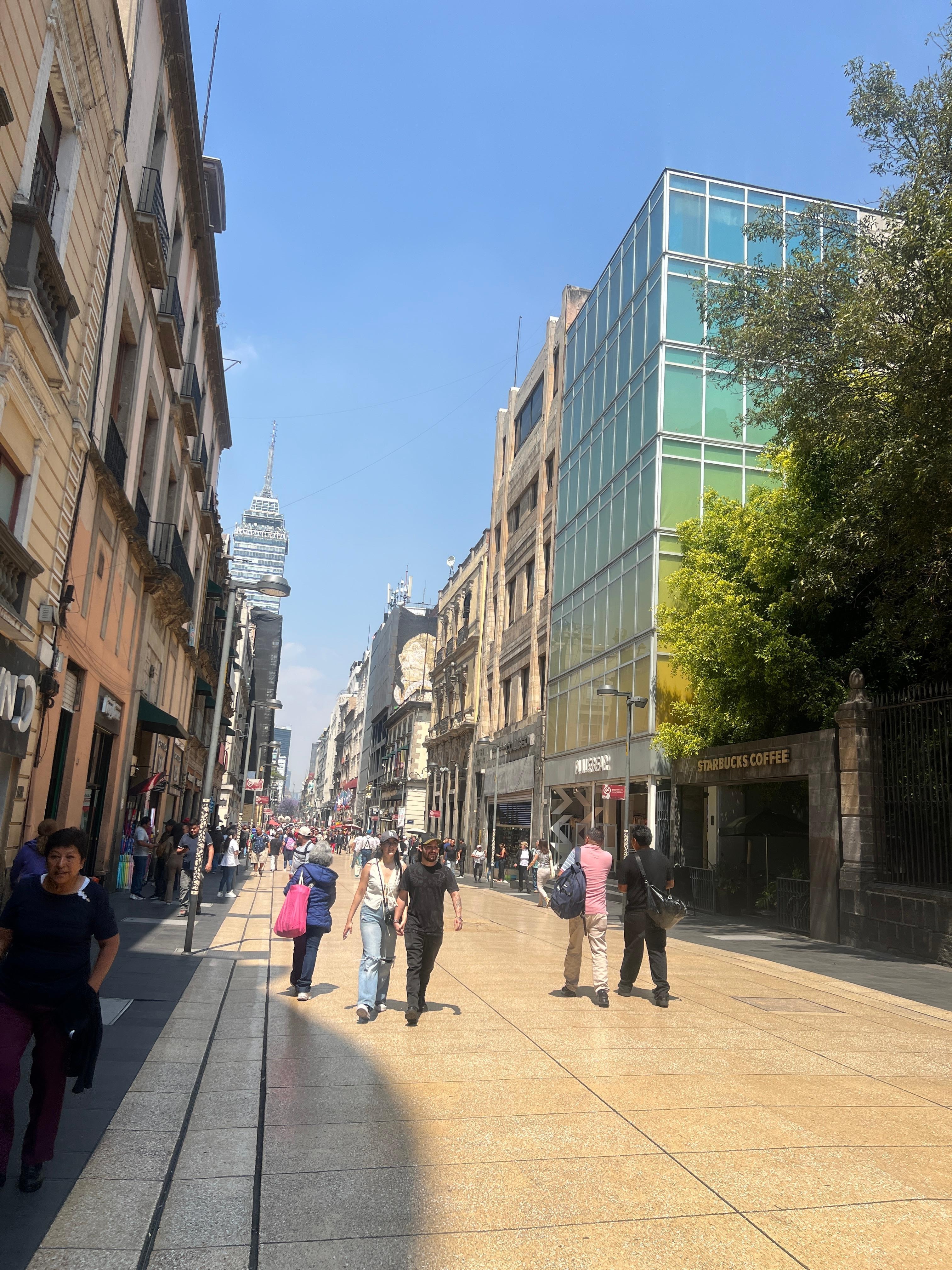 La Madero a una calle del hotel 