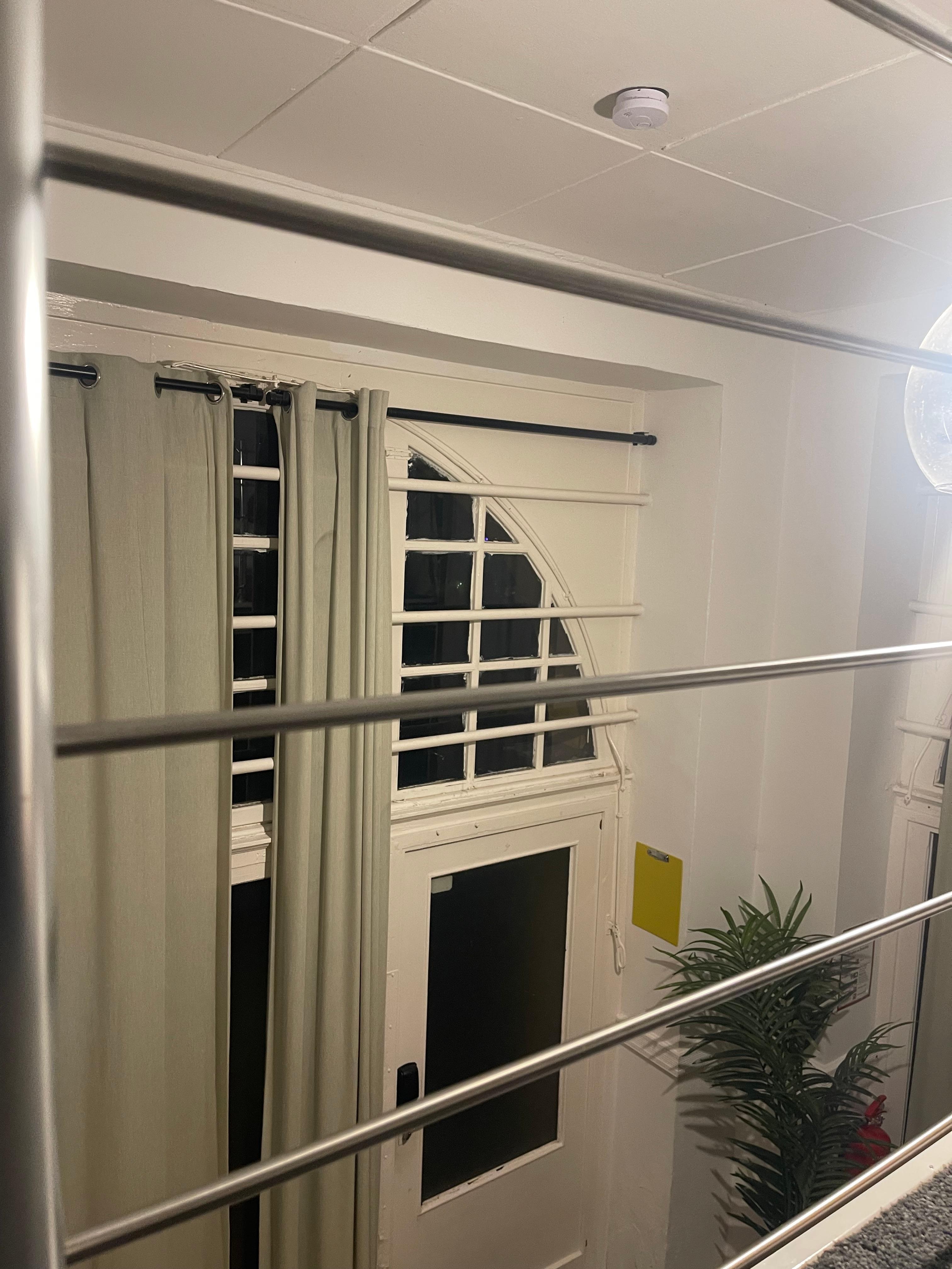 Man konnte von draußen reinschauen bis zum Bett. Es gab Vorhänge die waren jedoch zu klein weshalb man ins Bett schauen konnte 