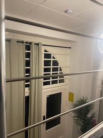 Man konnte von draußen reinschauen bis zum Bett. Es gab Vorhänge die waren jedoch zu klein weshalb man ins Bett schauen konnte