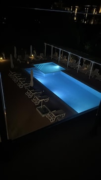 Poolanlage bei Nacht