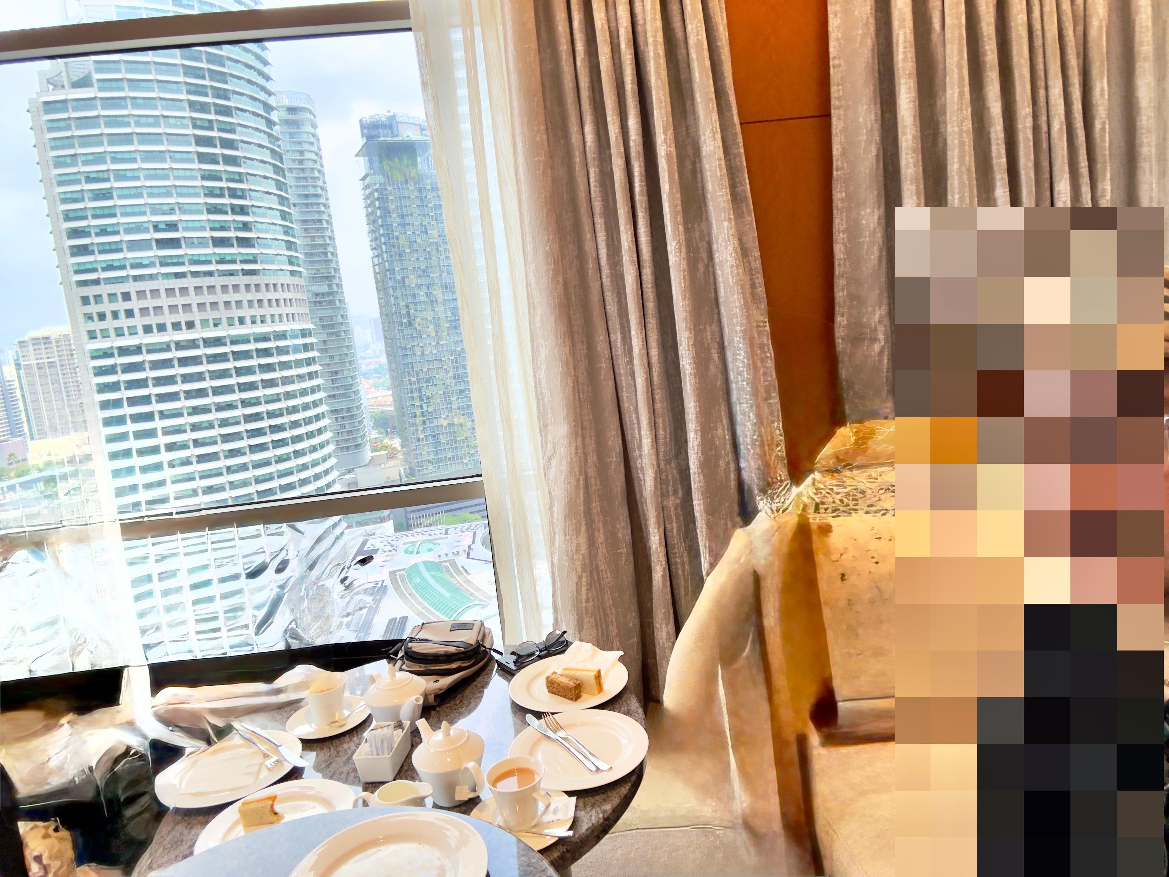 MO CLUB lounge  (with guest images removed)