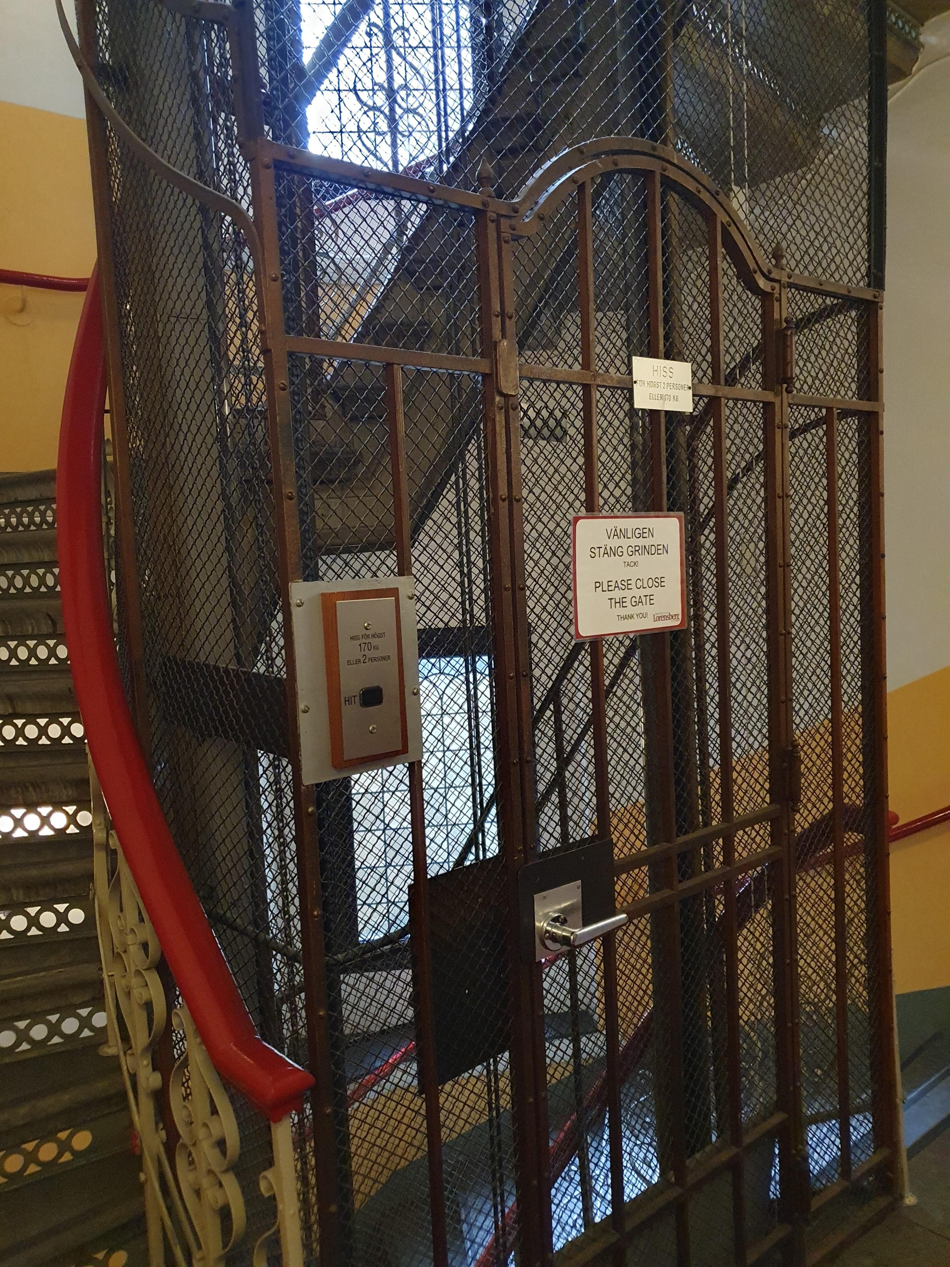 Fin gammal hiss med järngrind (finns även en ny).