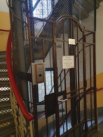 Fin gammal hiss med järngrind (finns även en ny).