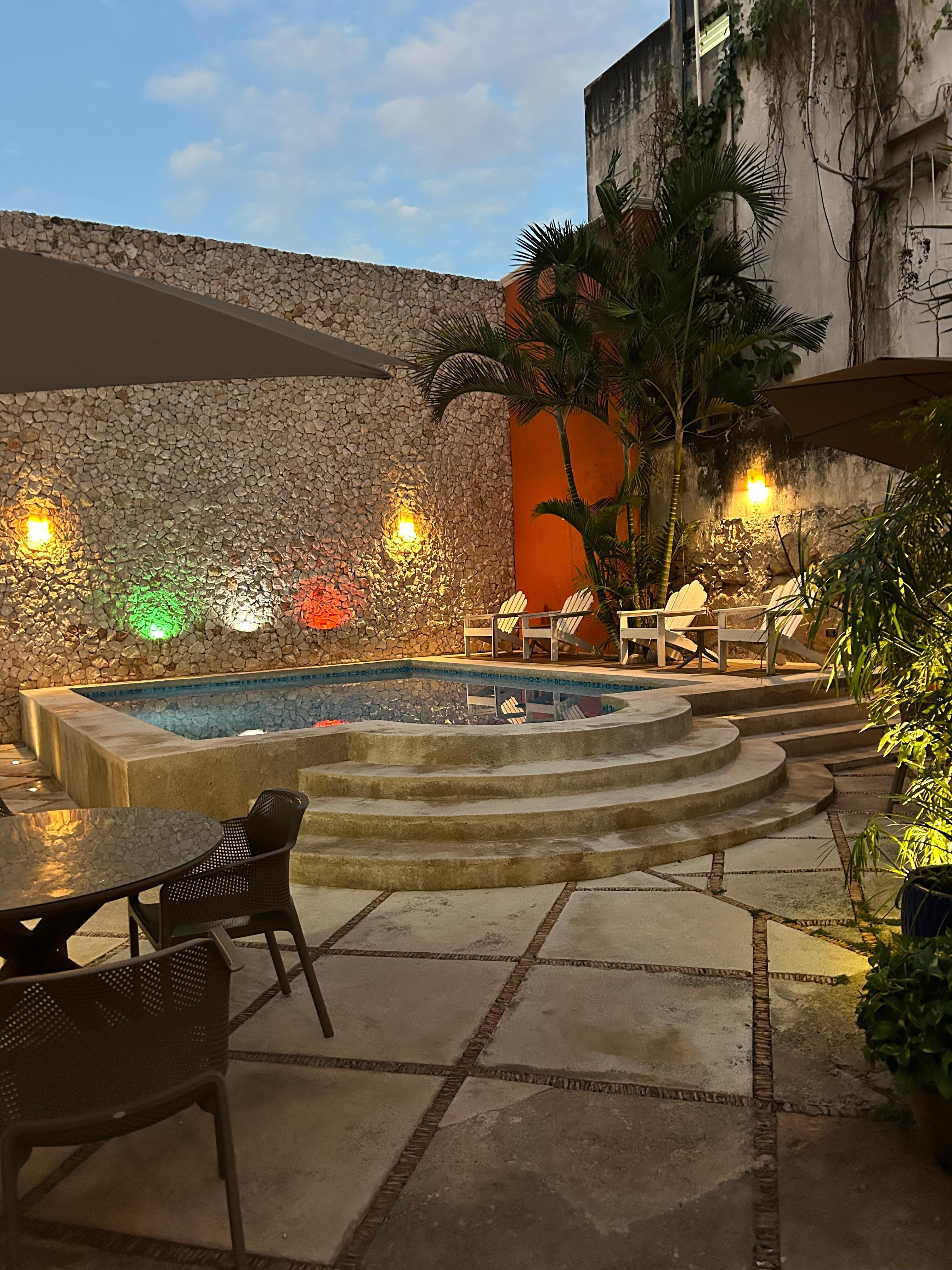 Mysigt litet poolområde med bar