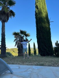 Bild am Pool mit Blick in den Bergen