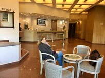 Os espaços do hotel são bons, por fora a arquitetura é bem interessante.