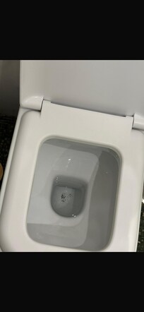 Klozette sigara içilmişti ve küller vardı