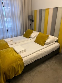 Sköna sängar med stor kudde
